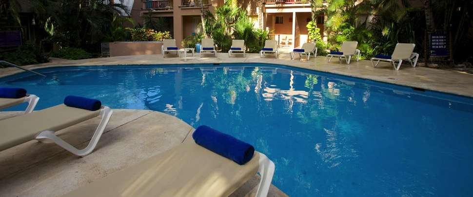 Een foto van het zwembad bij Tukan Hotel Playa del Carmen