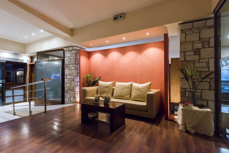 Een foto van het interieur van Akrogiali Hotel