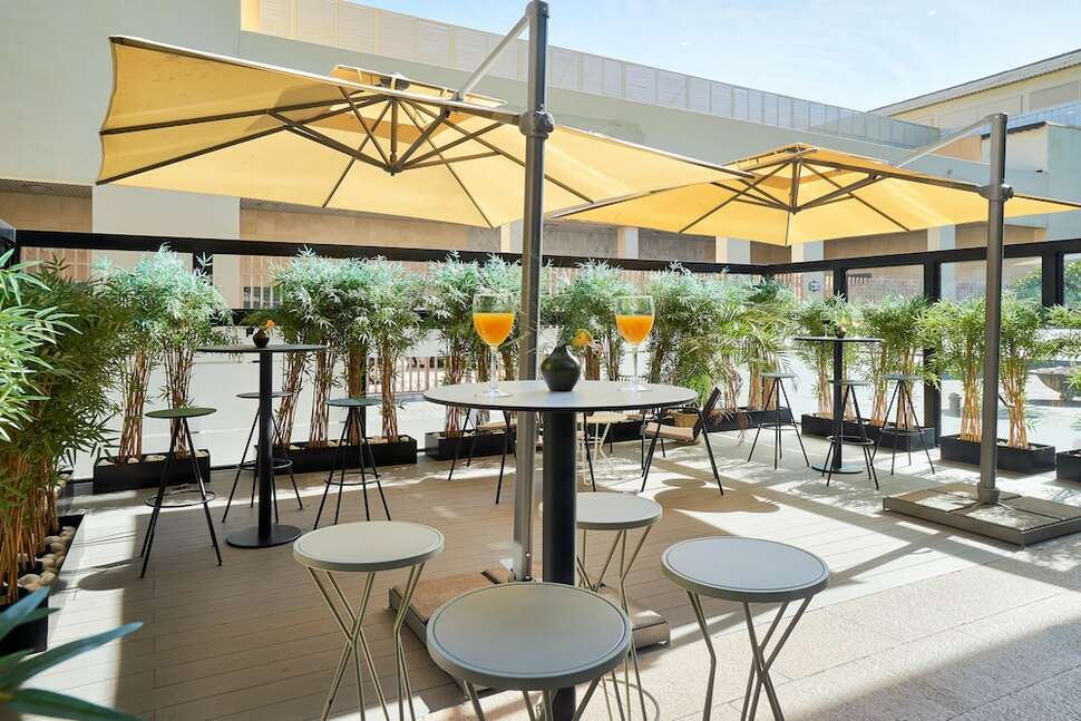 Een foto van het terras bij Eurostars Malaga