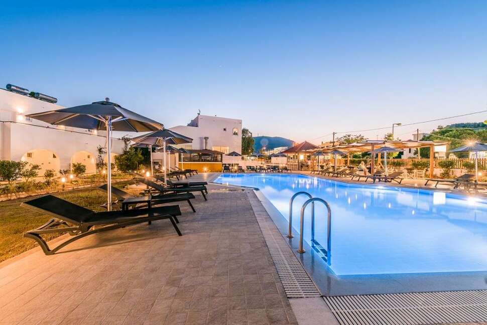 Een foto van het zwembad bij Belmare Hotel