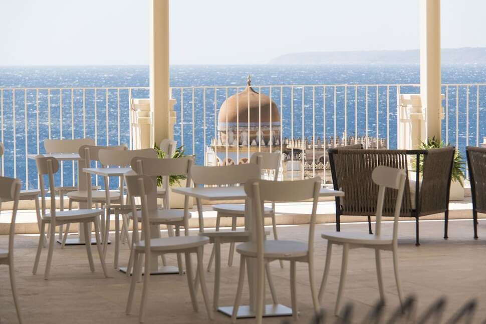 Een foto van het terras bij Est Hotel