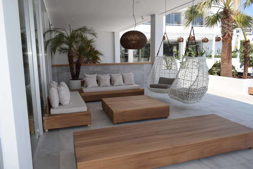Een foto van het terras bij Anfora Ibiza Hotel
