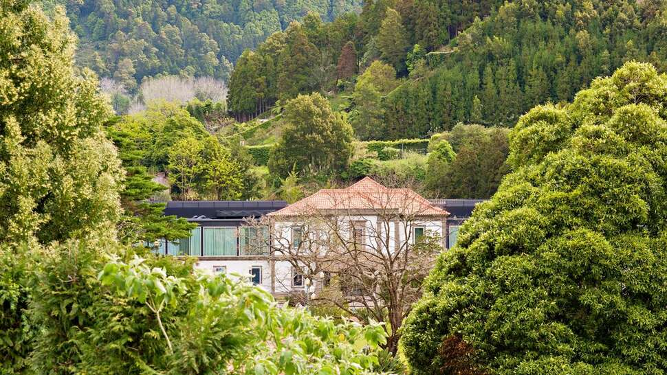 Een foto van de buitenkant van Furnas Boutique Hotel