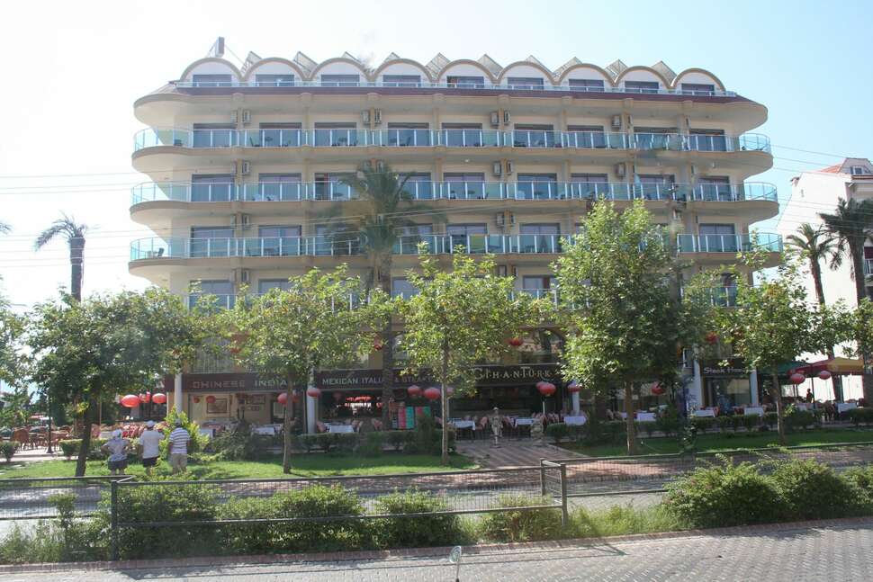 Een foto van de buitenkant van Cihanturk Hotel