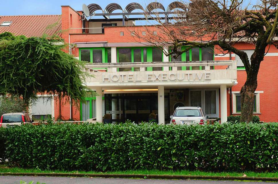 Een foto van de buitenkant van Hotel Executive