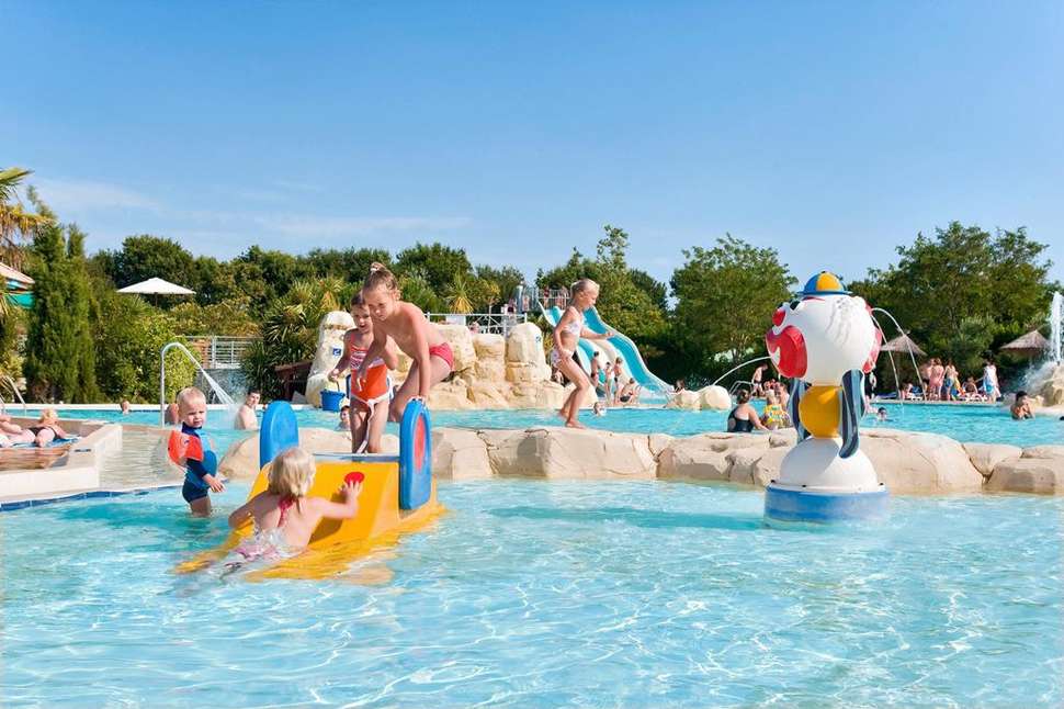 Een foto van het zwembad bij Camping Sequoia Parc