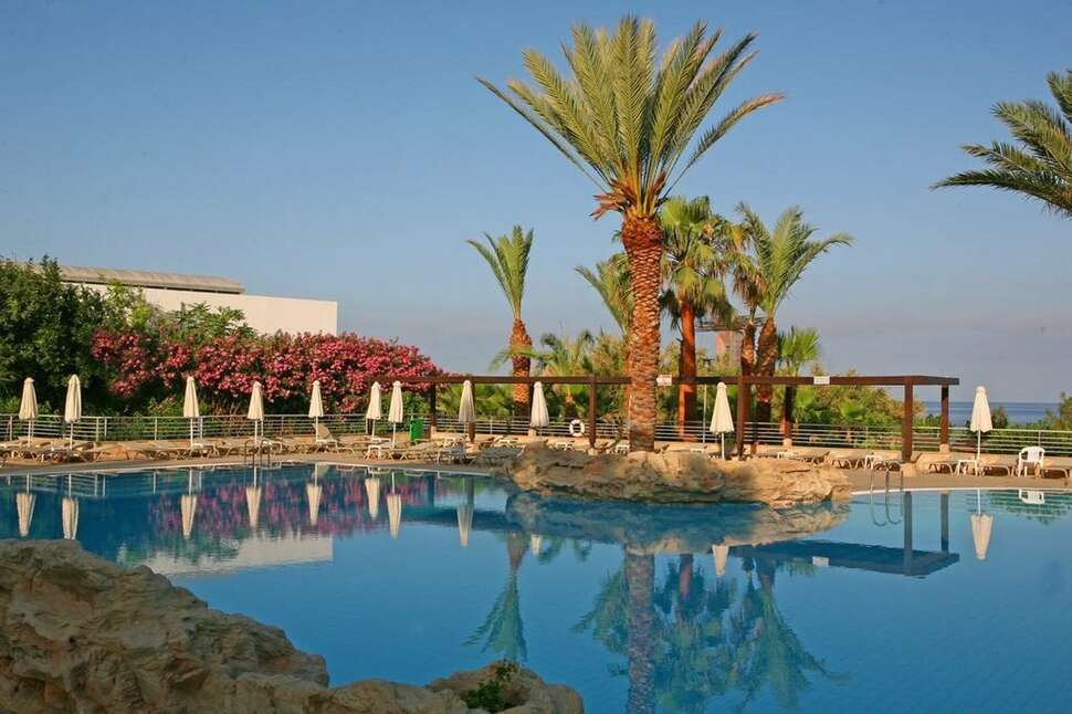 Een foto van het zwembad bij St. George Hotel Spa & Beach Resort