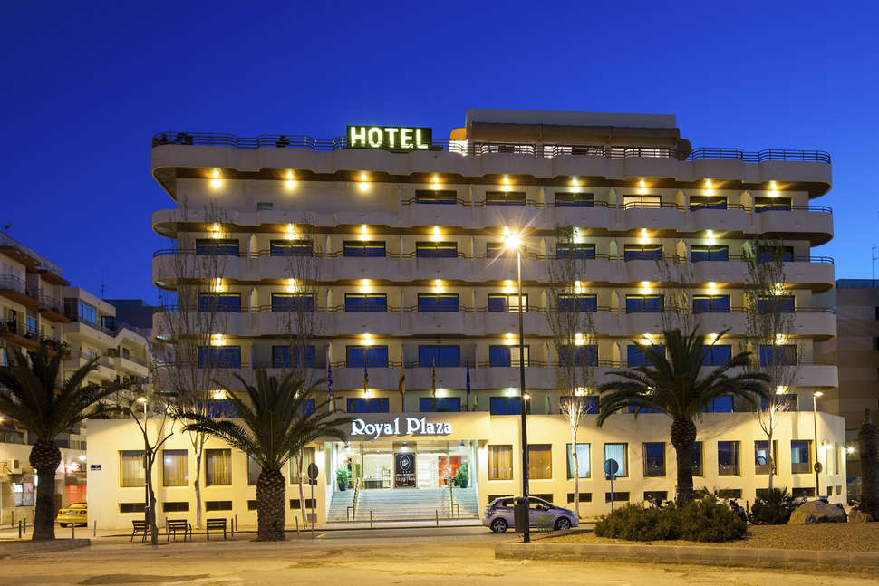 Een foto van de buitenkant van Hotel Royal Plaza