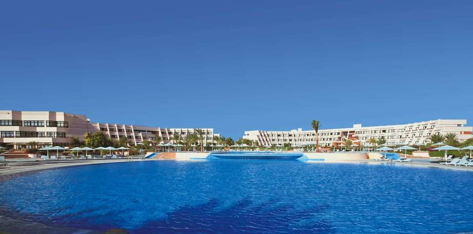 Een foto van het zwembad bij Pharaoh Azur Resort