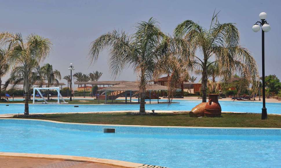 Een foto van het zwembad bij Malikia Resort Abu Dabbab
