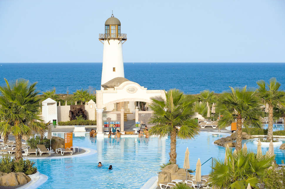 Een foto van het zwembad bij Riu Chiclana