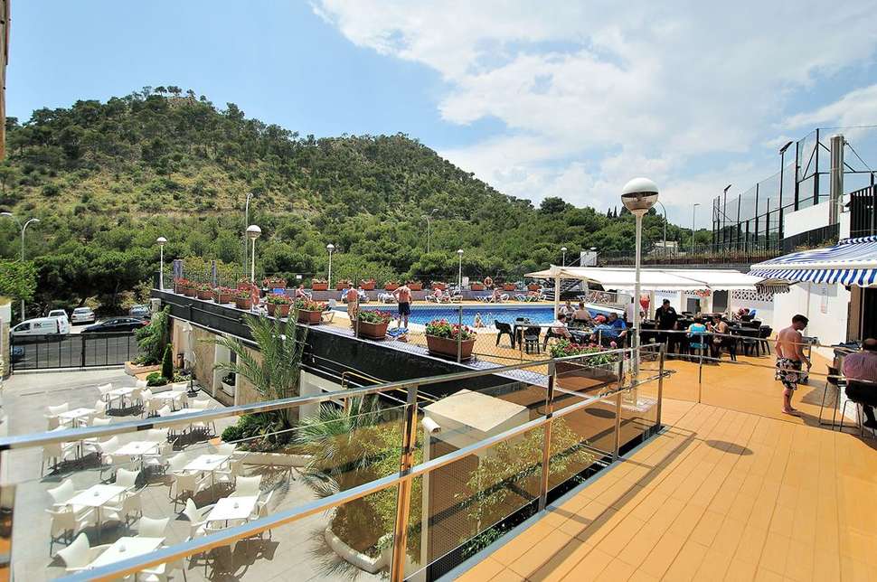 Een foto van het terras bij Sercotel Maya Alicante