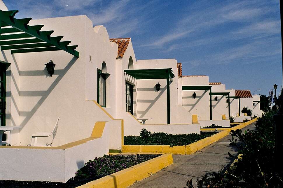 Een foto van de buitenkant van Bungalows Fuertesol