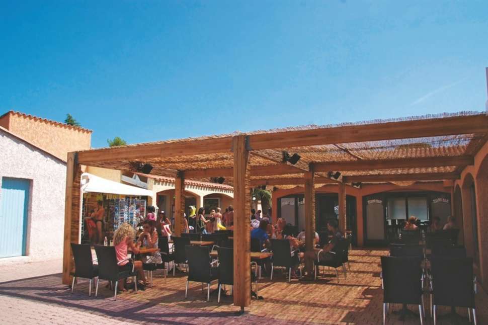 Een foto van het terras bij Parc Saint James Oasis Village