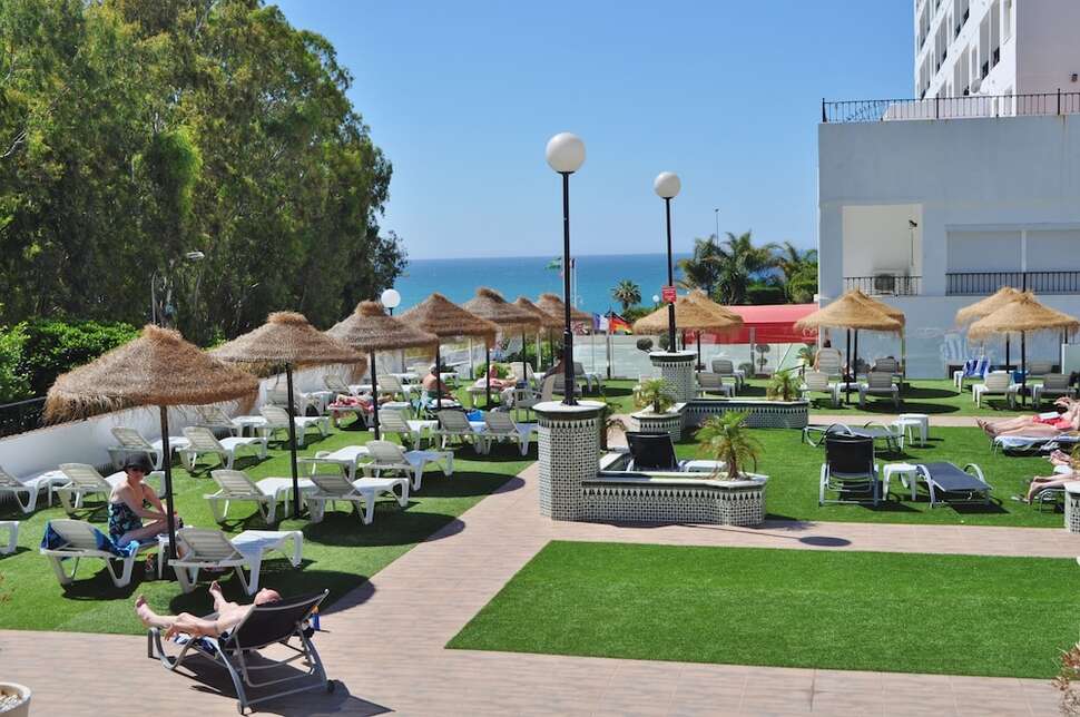 Een foto van het terras bij First Flatotel International