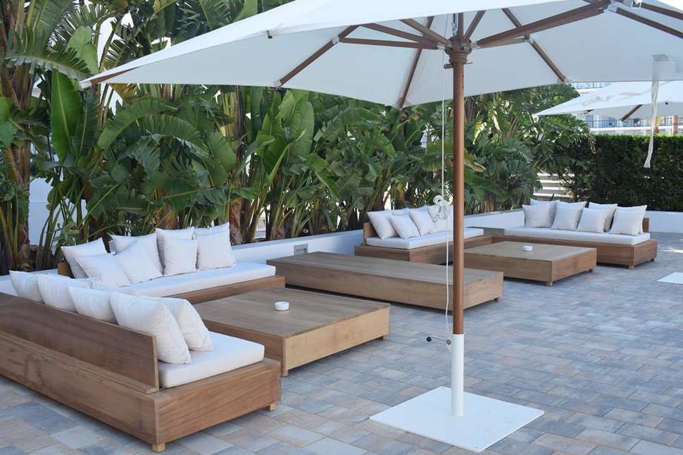 Een foto van het terras bij Anfora Ibiza Hotel