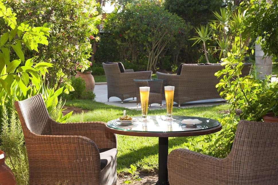 Een foto van het terras bij Hipotels Barrosa Palace & Spa