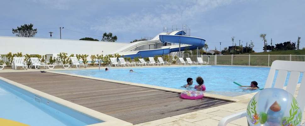 Een foto van het zwembad bij Residence Vacances Les Grands Rochers