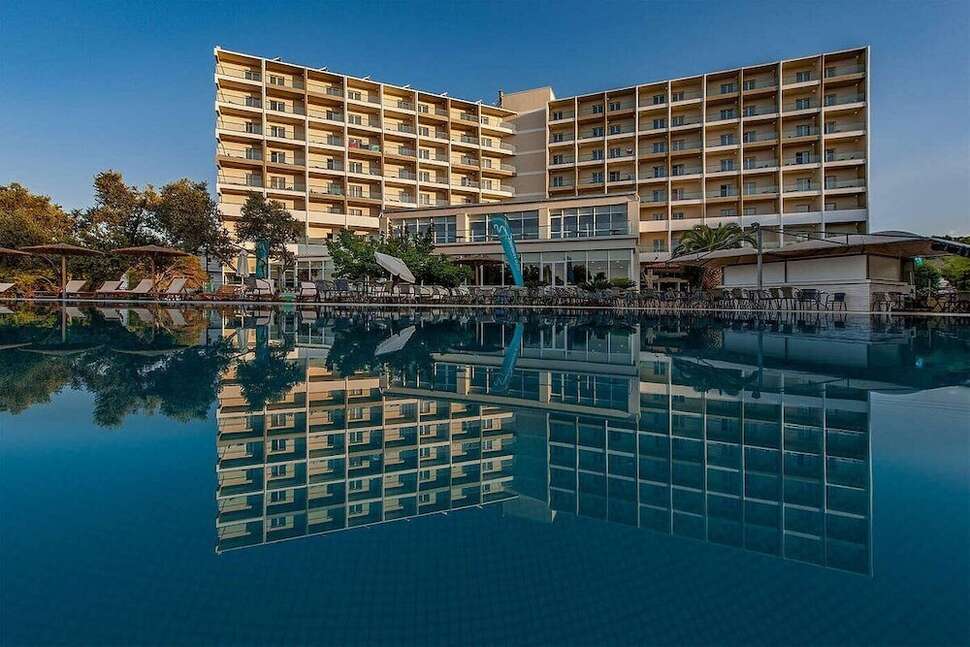 Een foto van het zwembad bij Evia Riviera Resort