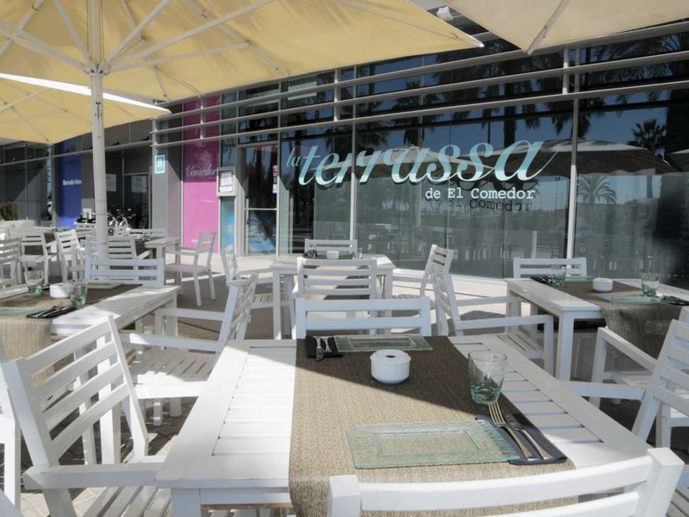 Een foto van het terras bij Occidental Atenea Mar