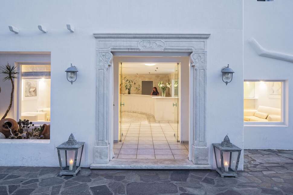 Een foto van de buitenkant van Manoulas Mykonos Beach Resort
