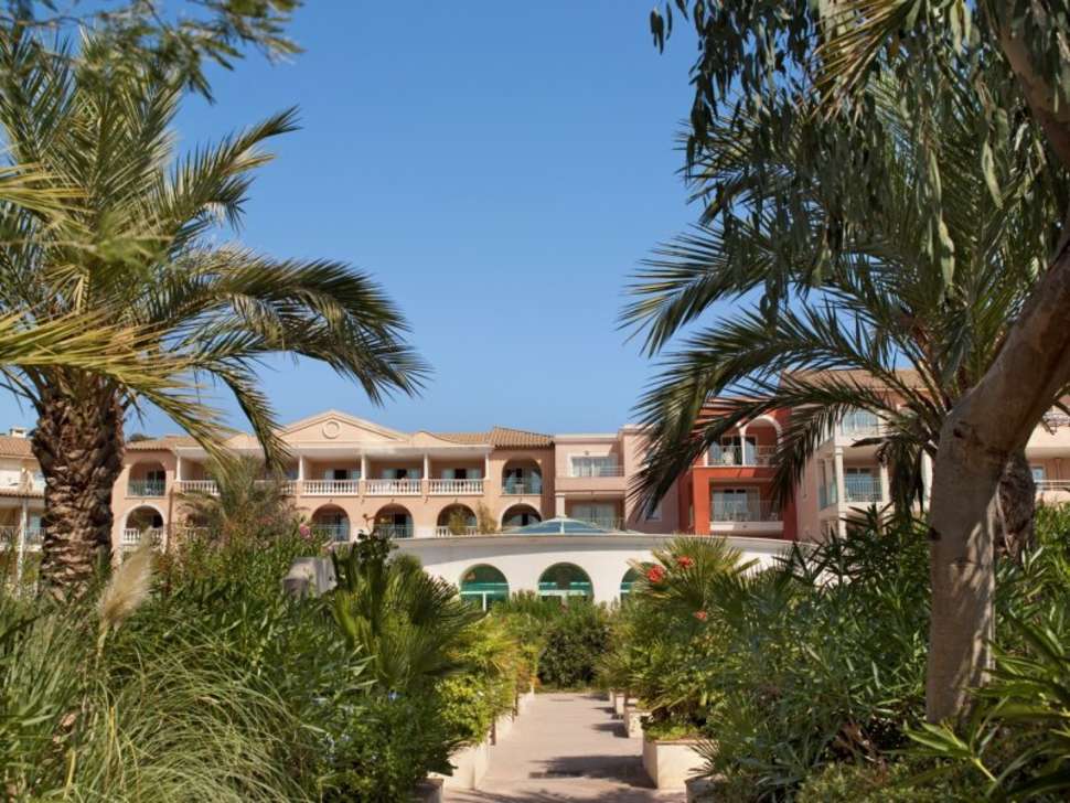 Een foto van de buitenkant van Pierre & Vacances Residence Les Calanques des Issambres