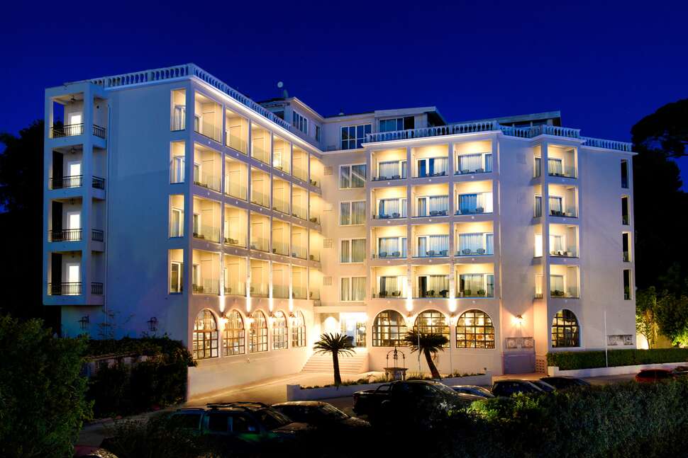 Ein Foto von der Außenansicht des The Royal Grand Hotel