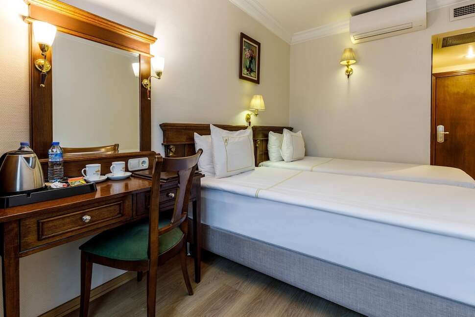 Ein Foto Golden Crown Hotel