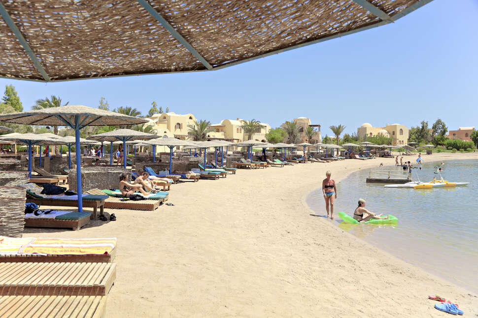 Een foto van het strand bij The Three Corners Rihana Resort