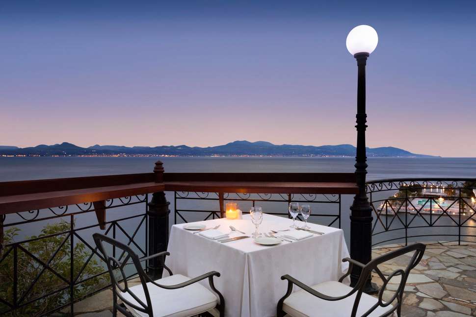 Een foto van het terras bij Ramada by Wyndham Loutraki Poseidon Resort