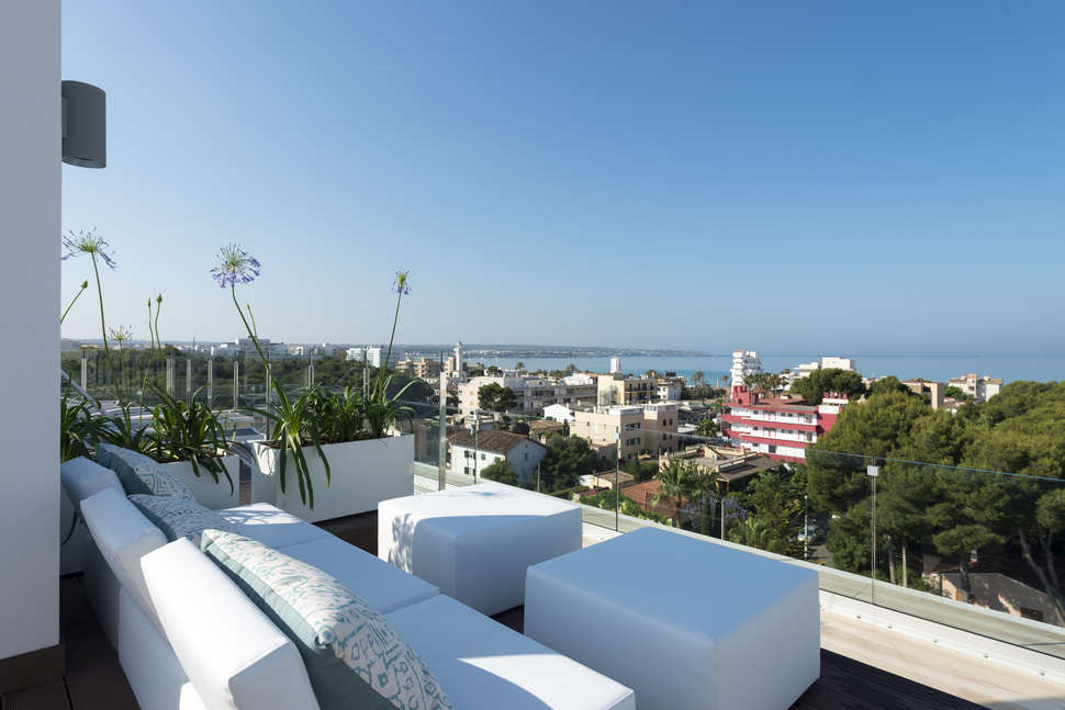 Een foto van het terras bij Allsun Hotel Cristobal Colon