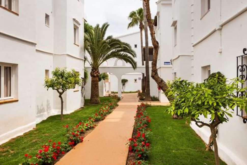 Een foto van de buitenkant van Globales Bouganvilla Aparthotel