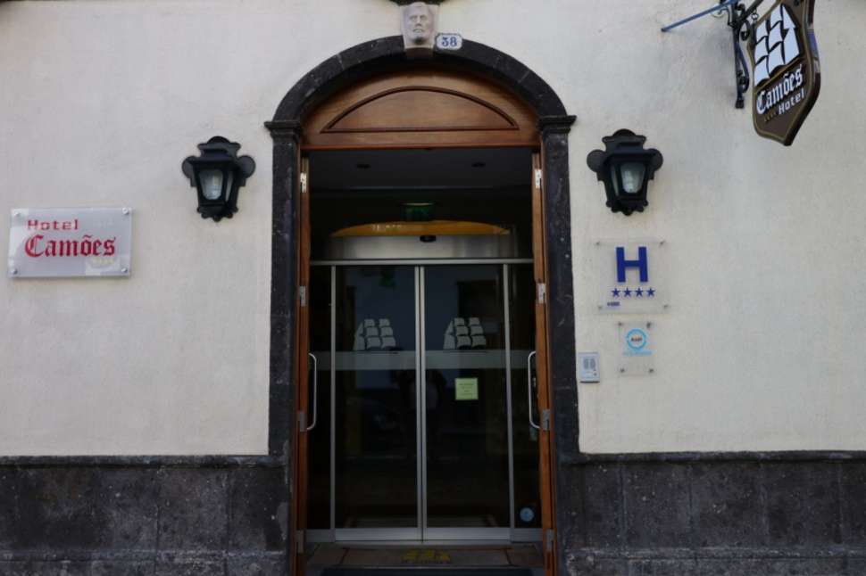 Een foto van de buitenkant van Camoes Hotel