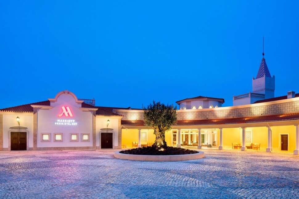 Een foto van de buitenkant van Praia D'El Rey Marriott Golf & Beach Resort