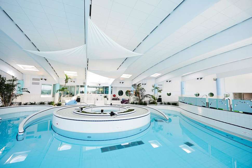 Een foto van het zwembad bij Golden Lakes Village