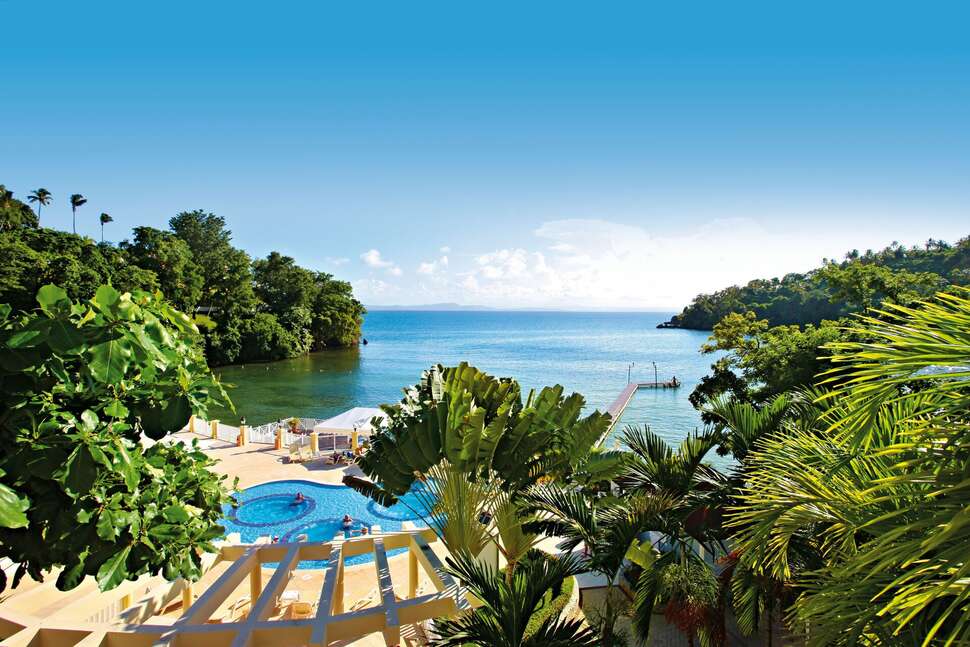 Een foto van het zwembad bij Grand Bahia Principe Cayacoa