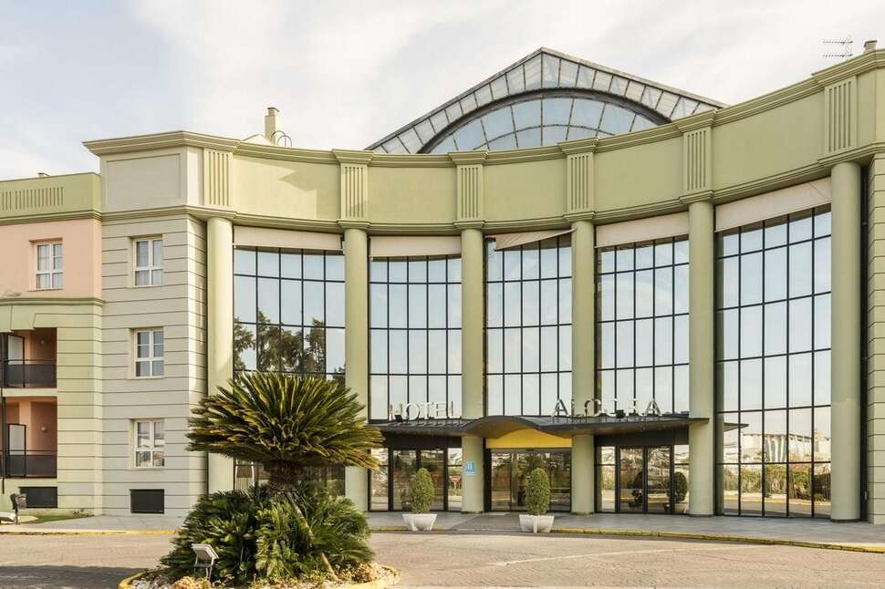 Een foto van de buitenkant van Hotel Ilunion Alcora Sevilla