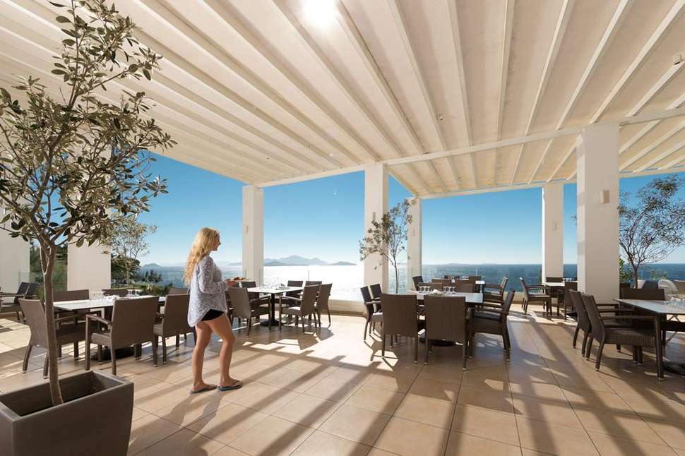 Een foto van het terras bij Robinson Club Daidalos