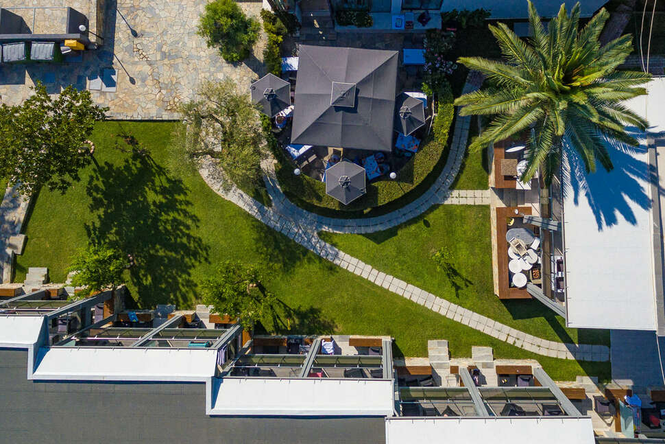 Een foto van de buitenkant van Dionysos Hotel & Studios