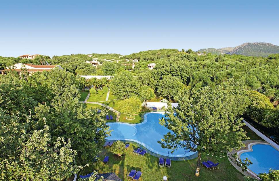 Een foto van het zwembad bij Century Resort Corfu