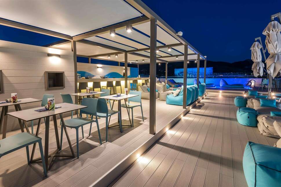 Een foto van het terras bij Maritina Hotel