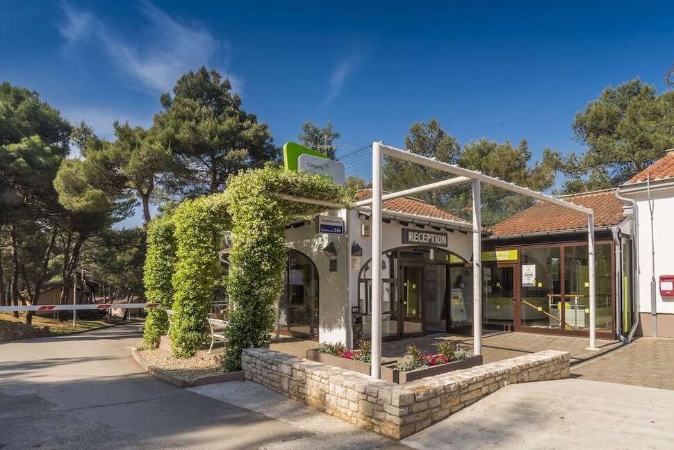 Een foto van de buitenkant van Appartementen Kanegra Plava Laguna