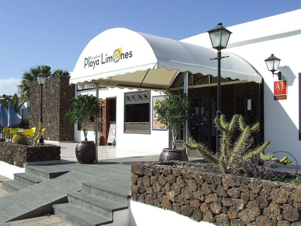 Een foto van de buitenkant van Bungalows Playa Limones