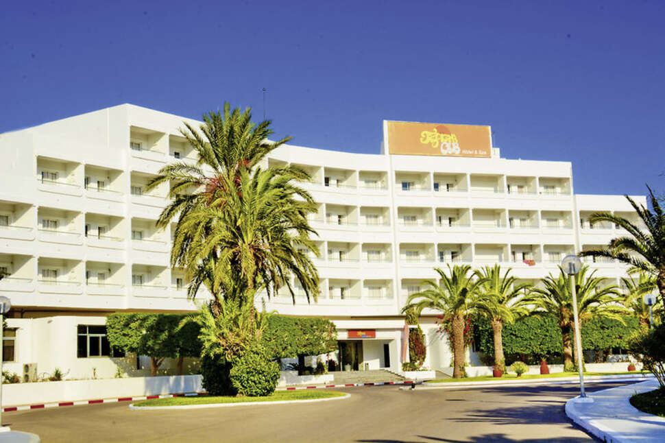 Een foto van de buitenkant van Hotel Club Tropicana & Spa