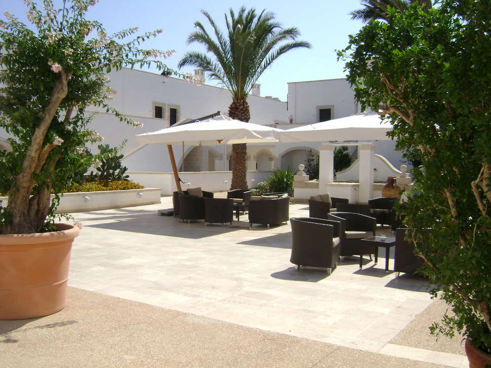 Ein Foto von der Terrasse im Borgobianco Resort & Spa