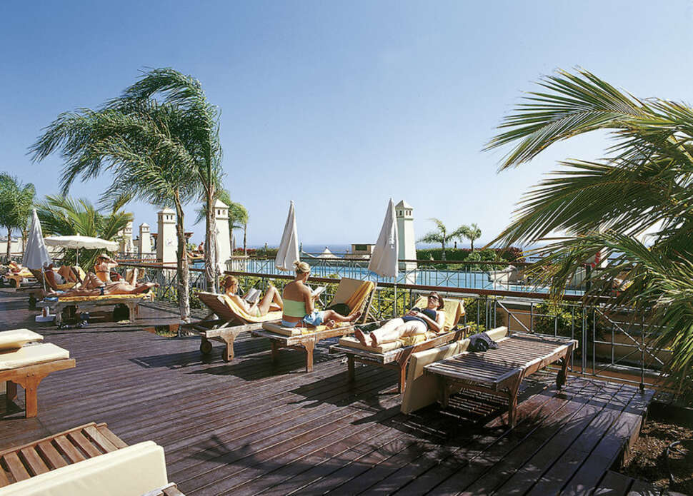 Een foto van het terras bij GF Gran Costa Adeje
