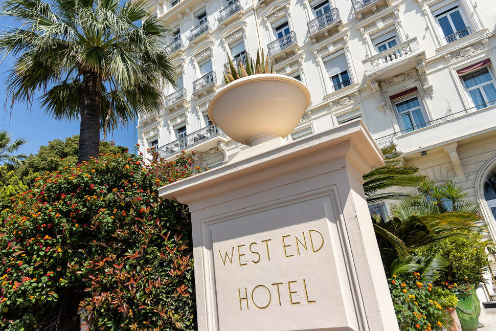 Ein Foto von der Außenansicht des West End