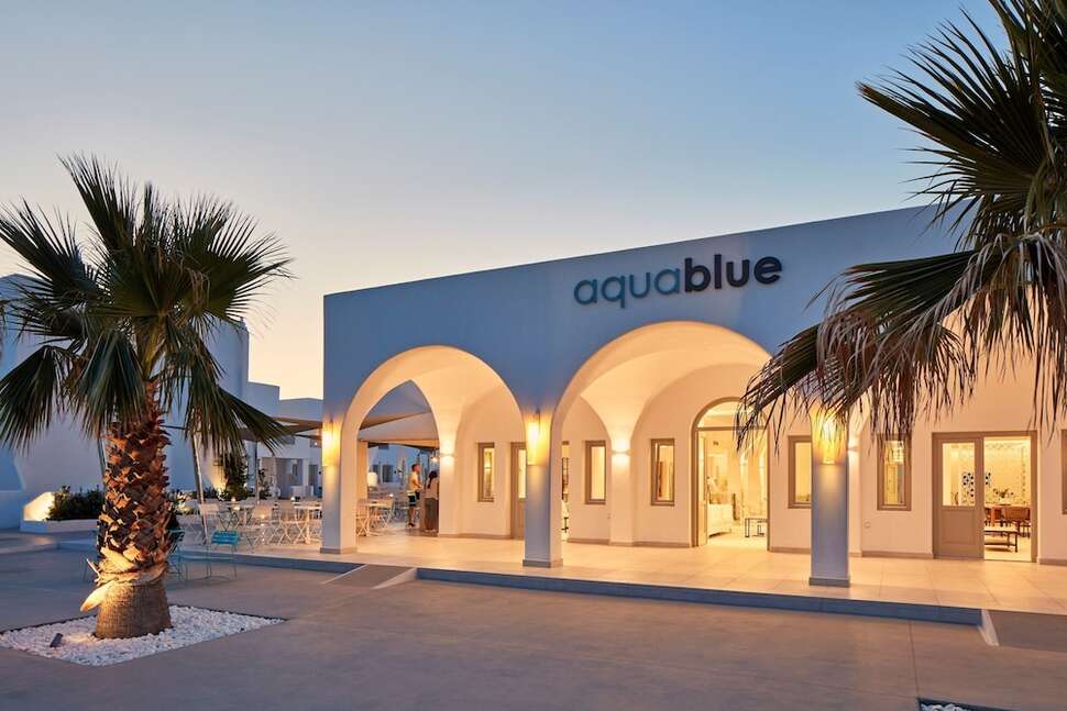Een foto van de buitenkant van Aqua Blue Hotel