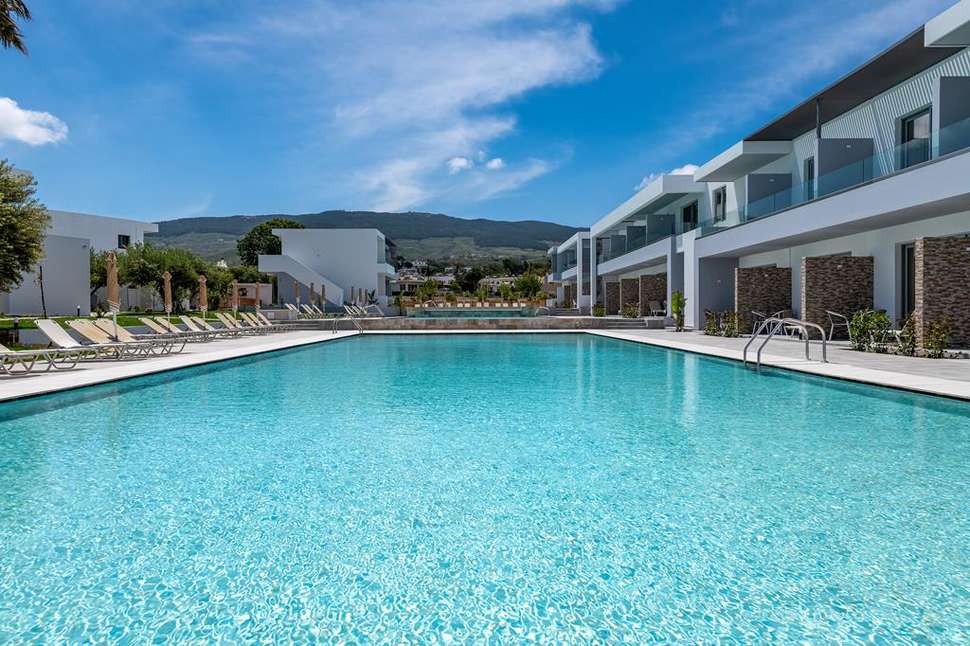 Een foto van het zwembad bij Niriides Beach Hotel