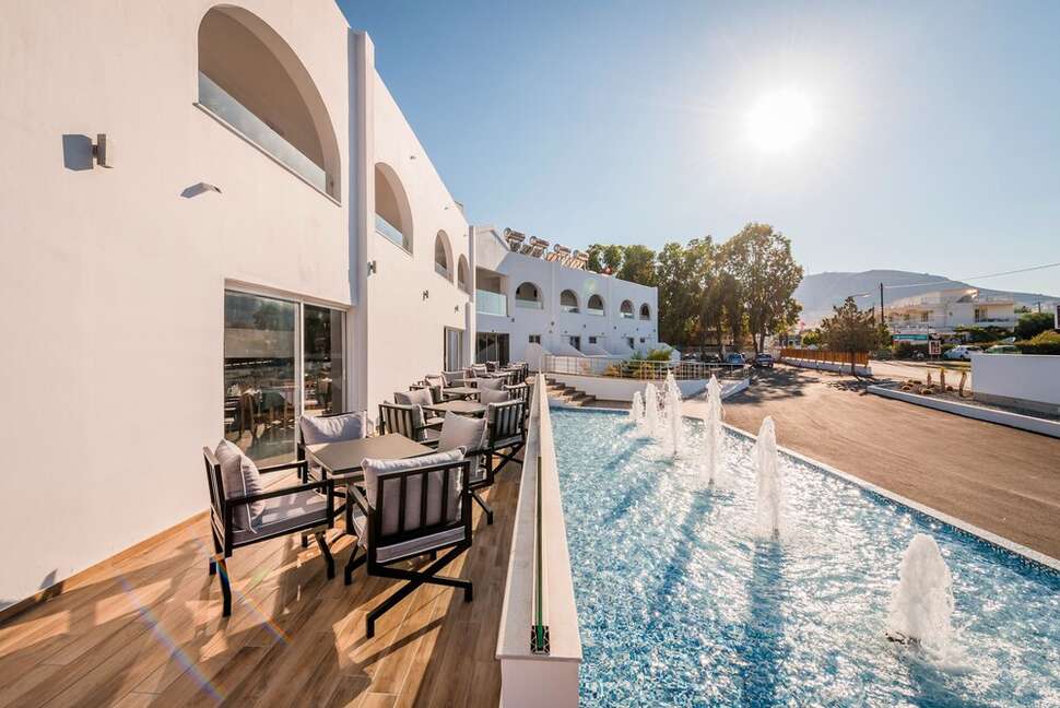 Een foto van het terras bij Belmare Hotel